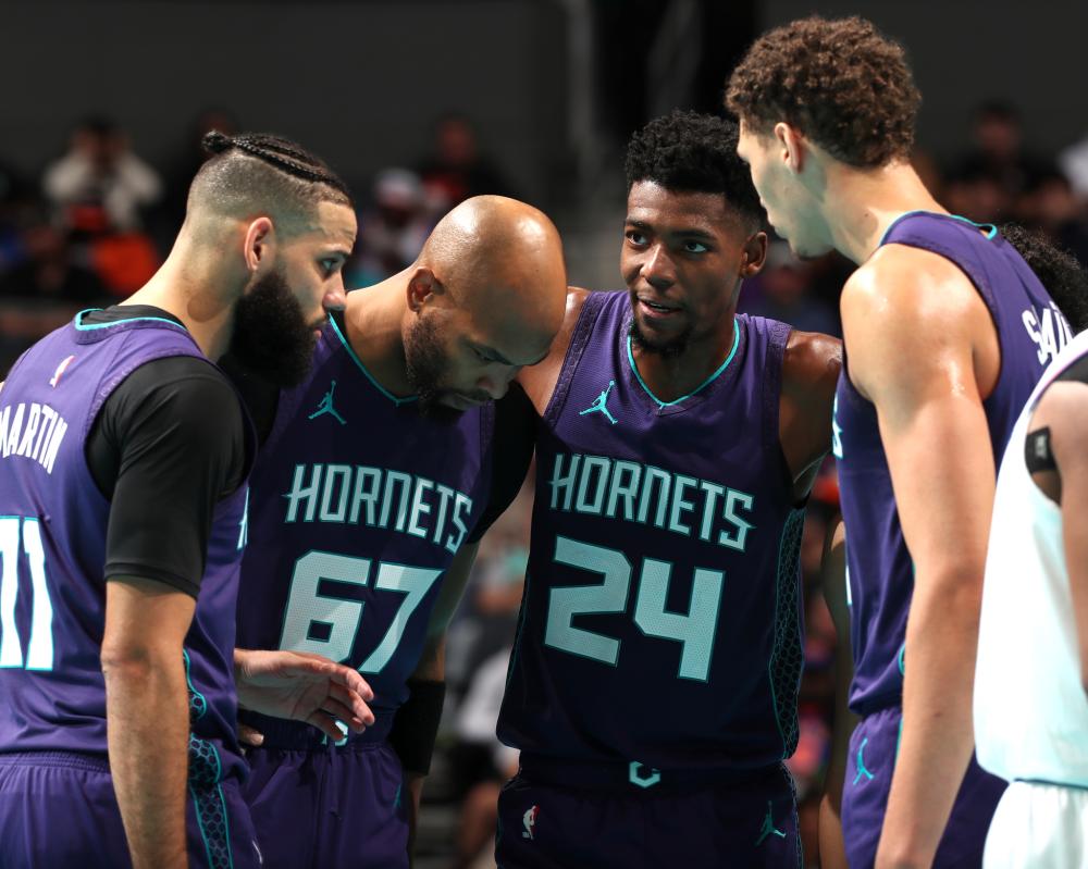 陪同下进行 陪同下进行