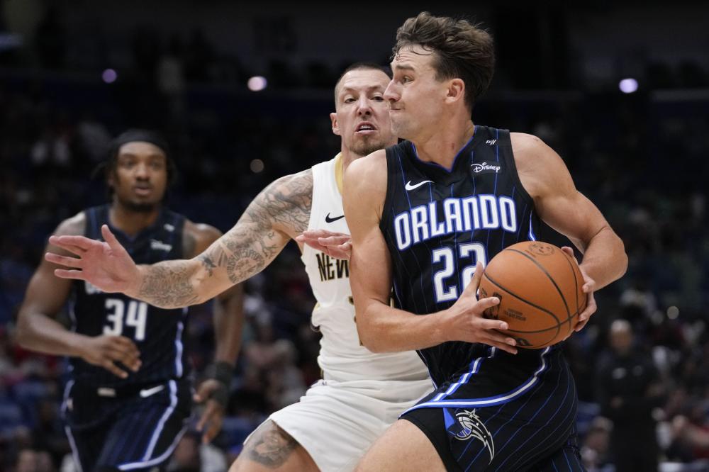 梦幻联动！巴特勒现身成龙新片《捕风追影》首映礼 与大哥拥抱