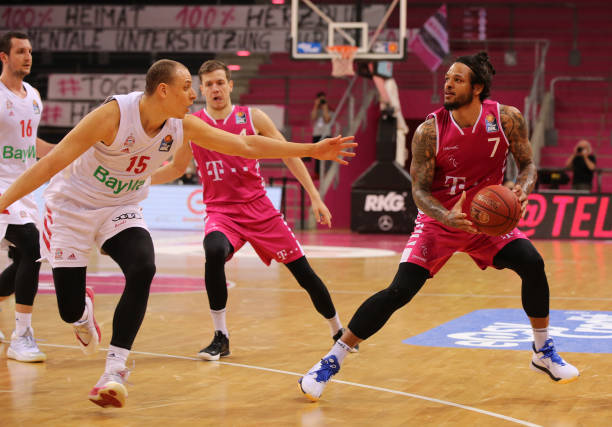 迪亚斯：渴望完成拜仁正式比赛首秀，德语有点难但我会努力学